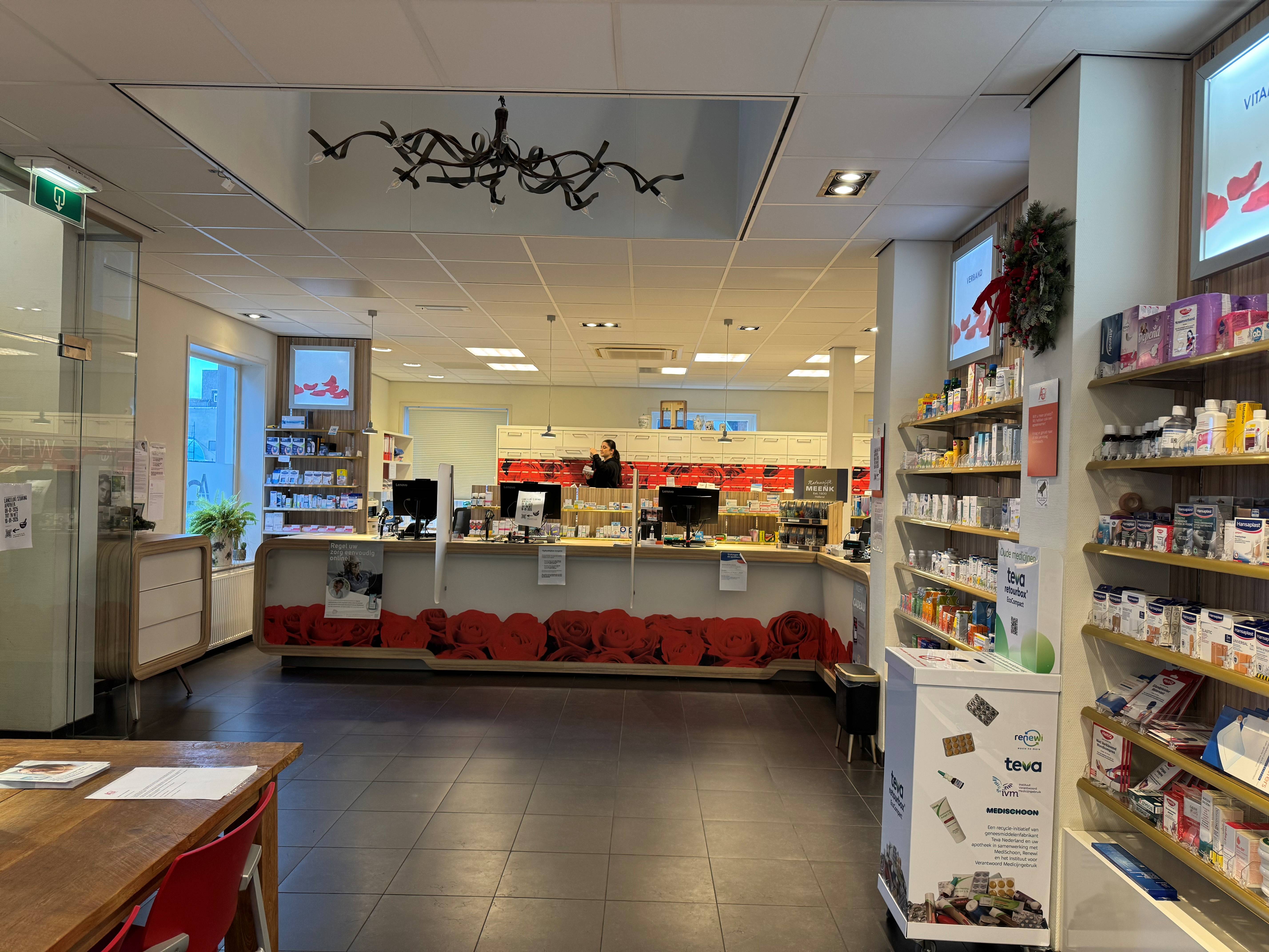Apotheek Groesbeek balie vanuit wachtruimte